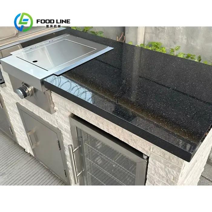 Cuisine extérieure moderne intégrée avec barbecue à gaz 7 brûleurs en marbre naturel Star Galaxy pour terrasse et soirées familiales