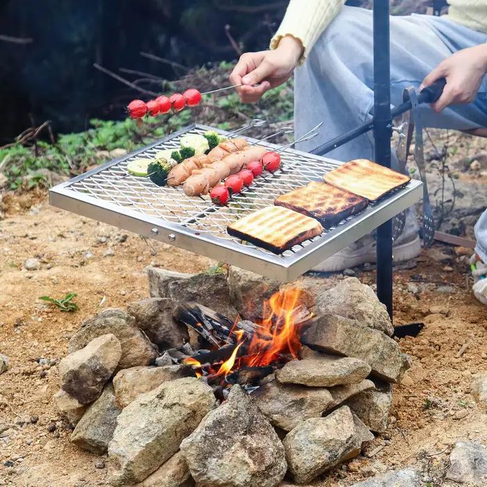 Grille de Feu de Camp Pliante et Portable Robuste, Support de Barbecue Pivotant pour Camping en Plein Air, Accessoire de Cuisine Durable, Acier Inoxydable, Hauteur Réglable, Assemblage Facile, Nettoyage Facile, Polyvalente, Pour Barbecue à Bois et Charbon de Bois