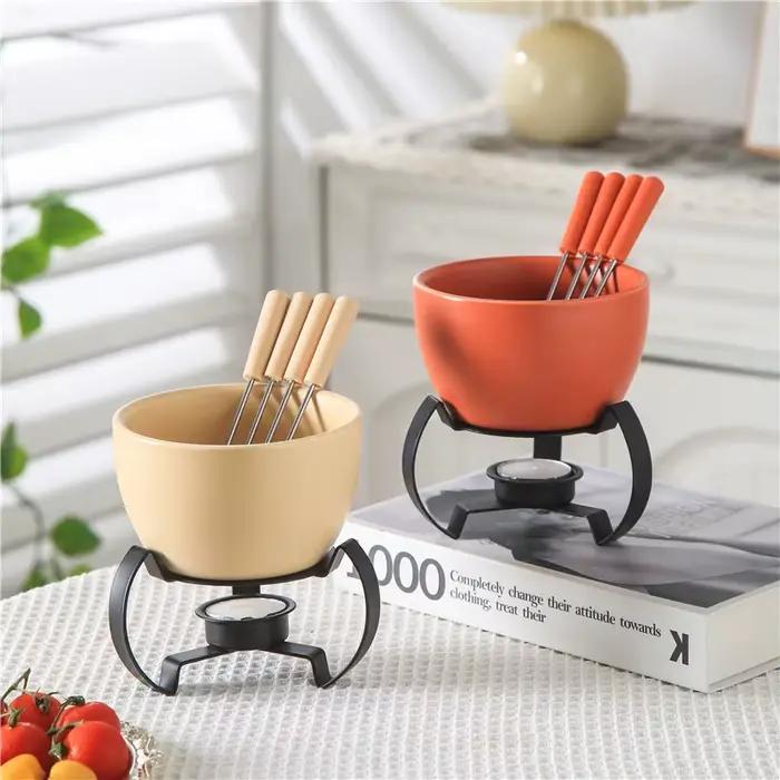Ensemble de pot à fondue au chocolat avec fourchettes